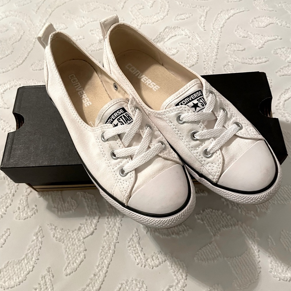 Canvas upper
Slip-on construction with woven laces, cushioned insole